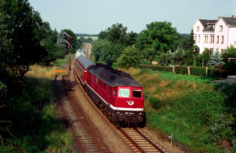 Am Sontag 4. Juli 1999 hat 234 144-4 mit einer Regionalbahn aus Dresden fast Grossroehrsdorf erreicht.