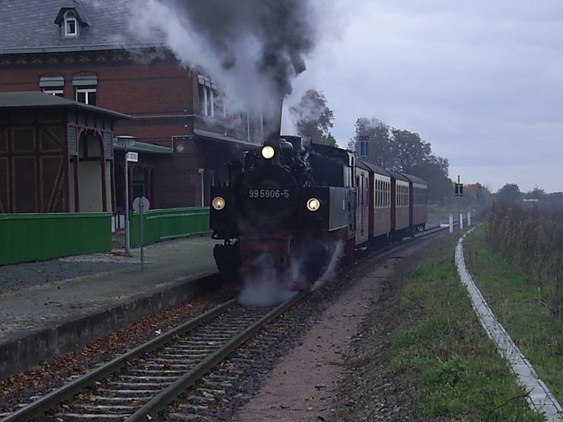 Am sptem Nachmittag 20.10.07 steht 99 5906 Abfahrbereit mit Zug 8957 in Bad Suderode Richtung Harzgerode.