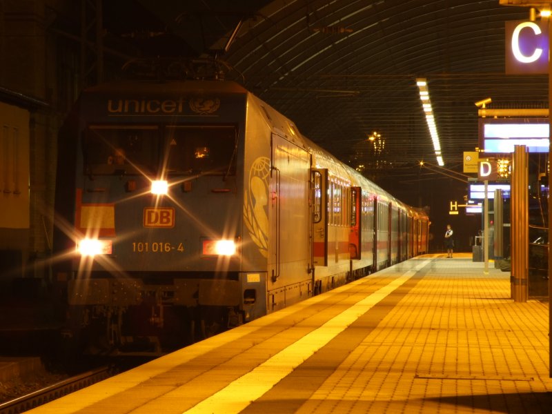 Am spten Abend steht auf Gleis 7 IC 2135 nach Leipzig im Hbf zu Halle. Nach kurzem Halt geht es 21.55 Uhr weiter. Die letzten Passagiere steigen noch zu, die Begleiterin wartet.
Gezogen wurde er von der 101-016  UNICEF .
Halle, der 28.8.08
