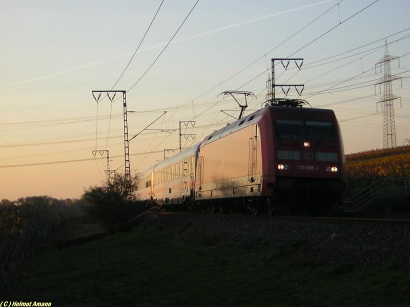 Am spten Nachmittag des 13.11.2005 befand sich 
101 088 in voller Fahrt zwischen Hochheim und Flrsheim
am Main.


 