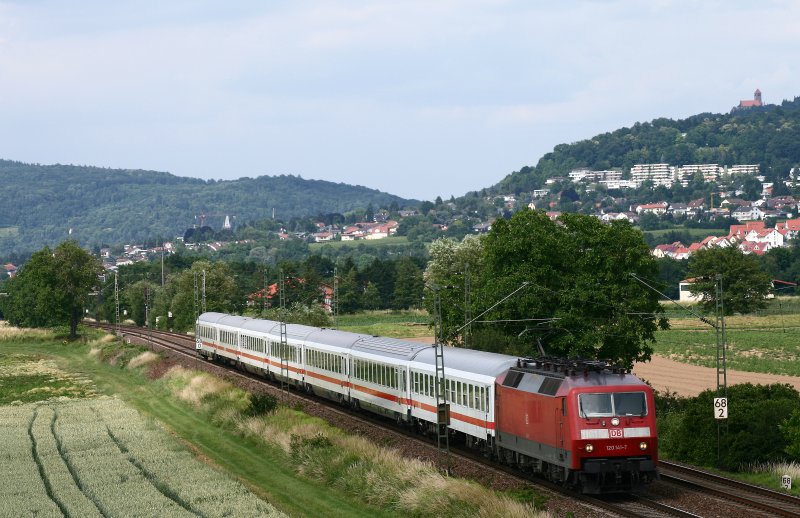 Am sp�ten Nachmittag des 14.06.08 ist der von 120 141 gezogene IC 2054 bei Gro�sachsen Heddesheim unterwegs. Der n�chste Halt ist der Hauptbahnhof von Mannheim.