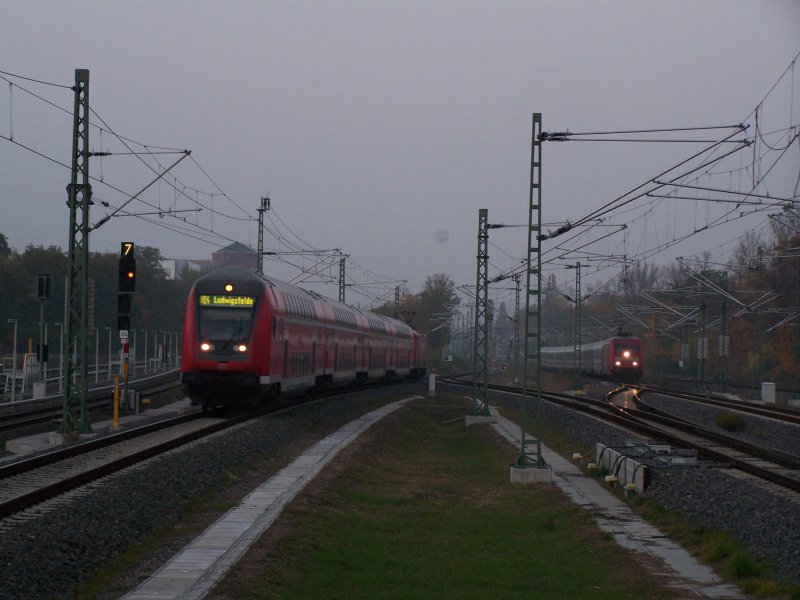 Am spten Nachmittag des 28.Oktobers 2007 fuhr hier links ein Regionalzug nach Ludwigsfelde und rechts ein IC mit einer 101er in den Bahnhof Berlin-Sdkreuz ein.