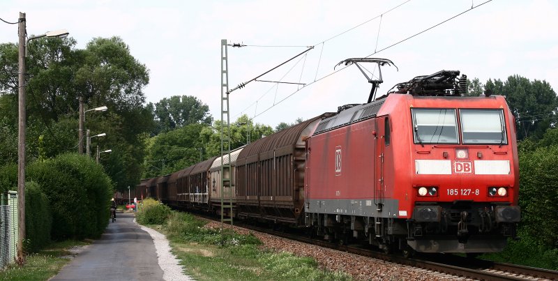 Am spten Nachmittag des 30. Juli 2008 bespannt 185 127 einen aus Schiebewandwagen gebildeten Gterzug in Richtung Sden. Die Aufnahme entstand zwischen den Schrebergrten von Karlsruhe Rintheim.