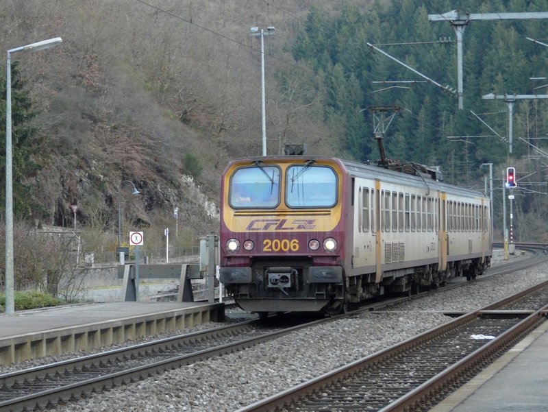 Am sp�ten Nachmittag ist dieser Triebwagen als zus�tzlicher Zug von Montags bis Freitags auf der Strecke Luxemburg-Troisvierges anzutreffen. Foto aufgenommen im Bahnhof von Goebelsm�hle am 11.02.08.
