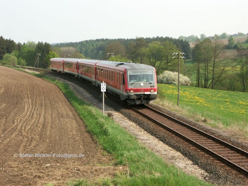 Am späten Nachnmittag des 1. Mai 2009 hat es endlich geklappt und ich habe die Doppeleinheit 628 erwischt, die anlässlich der Frühjahrs-Kirchweih nach Bad Steben fuhr. Foto zwischen Selbitz und Naila. Unübersehbar ist es Frühling.....