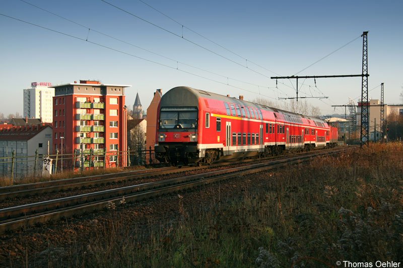 Am Sptnachmittag des 26.11.06 fhrt der RE von Chemnitz nach Zwickau in Chemnitz auf dem Stahlviadukt ber die Annaberger Str. und den Chemnitzfluss. Wie immer schiebt eine 143er die Doppelstockgarnitur.