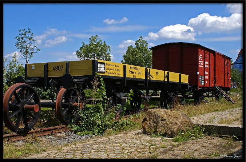 Am Stadthafen - alte G�terwagen der Deutschen Reichsbahn vor einem alten
Lokschuppen am Stadthafen Rostock
27.07.2009
