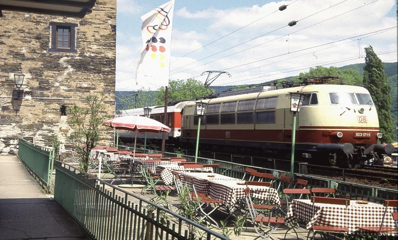 Am Stadtmauer Durchgang in Bacharach besteht die M�glichkeit bei einem Glas Wein o.�. den  Bahnbetrieb zu betrachten wovon ich in den 80er Jahren reichlich Gebrauch machte auch heute noch ist dieses m�glich. Hier im Jahr 1985 mit E 103.  