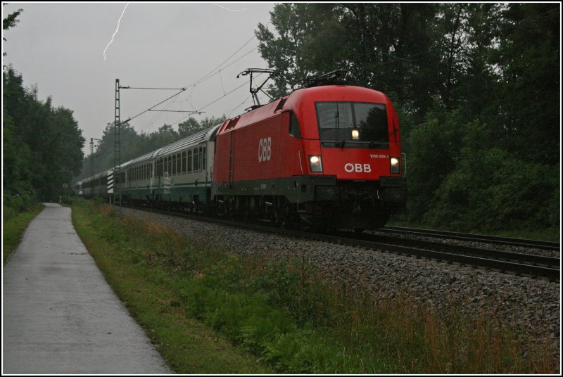Am strmischen Morgen des 02.07.07 bringt die Salzburger 1016 009 den EC 85  MICHELANGELO , von Mnchen nach Roma Termini, Richtung Rosenheim. 