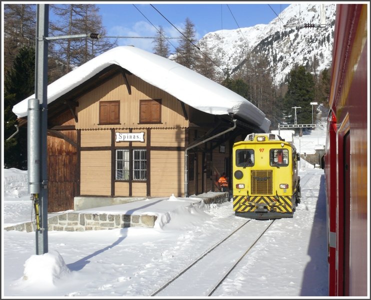 Am sdlichen Ausgang des Albulatunnels in Spinas ist der Tm 97 wieder mal mit Schneerumung beschftigt. (10.03.2009)