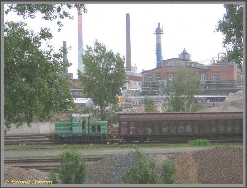 Am s�dlichen Ende der Stra�enbr�cke, die hinter dem Bahnhof Frankfurt am Main-Farbwerke die Gleise �berquert, besteht die einzige M�glichkeit zum Blick �ber die Begrenzungsmauer des Industrieparks H�chst auf die Gleisanlagen der dortigen Werksbahn. Am 25.05.2007 gelang es mir, dort eine Werkslok beim Rangieren aufzunehmen. Aufgrund der Distanz war die Nummer der Lok leider nicht zu erkennen.                                                                                                                                                                                                                                                             