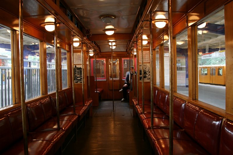 Am Tag des offenen Denkmals konnte man mit einem historischen UBahnzug Typ AI vom Olympiastadion Berlin zu Warschauer Str. fahren. Hier das schicke Innenleben der noch voll funktionst�chtigen Bahn. Die Fahrt war trotz des Alters (1925) recht bequem.