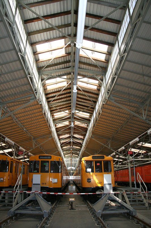 Am Tag des offenen Denkmals in der Wagenhalle der Berliner Verkehrsvertriebe.1907 von Grenander erbaut als Schuppen fuer Strassen und Hochbahn, 1961 als Folge des Mauerbaus geschlossen, 1997 Inbetriebnahme als Wagenhalle (Bild Sep 07).