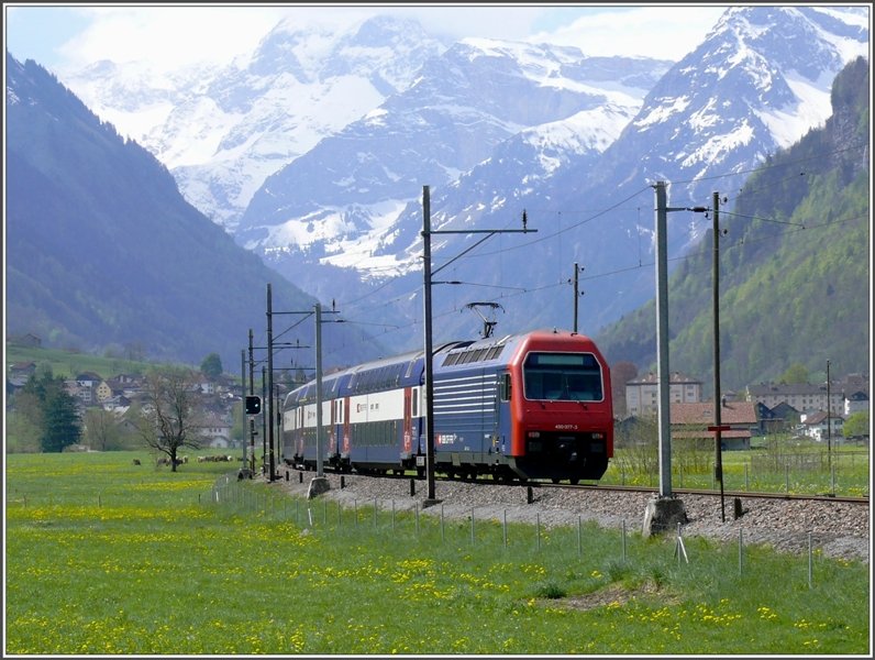 Am Tag der Glarner Landsgemeinde verirrt sich auch schon mal eine Zrcher S-Bahn in den Ziegerschlitz, hier auf der Fahrt Richtung Linthal. (04.05.2008)