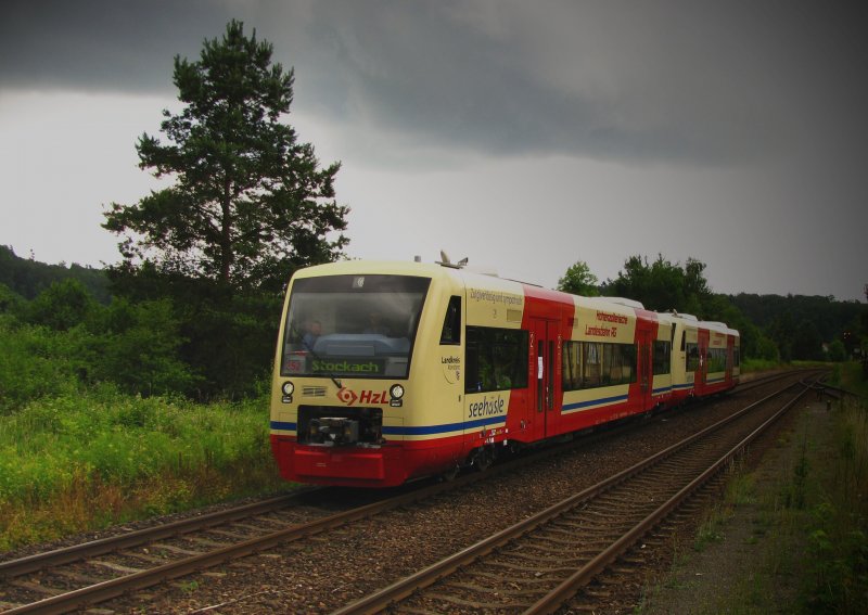 Am Tag der Inbetriebnahme der neien RS 1 frs Seehsle der HzL spielte das Wetter leider nicht ganz mit. Die beiden VT 252 und 251 konne ich hier kurz vor dem Erreichen des Bahnhofs Stahringen ablichten. (20.Juni 2009)