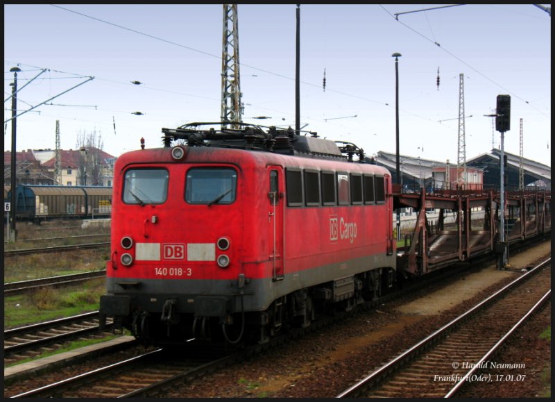 Am trben Morgen des 17.01.07 wartet 140 018 mit ihrem Autotransportzug auf ihre Weiterfahrt in Richtung Cottbus im Bf Frankfurt(Oder).