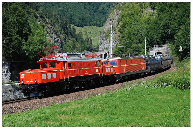 Am vergangenen Wochenende stand das 150 Jahre Jubilum Eisenbahn in Tirol auf dem Programm. Die Festakte fanden in Wrgl statt. Durch besonderes Wohlwollen der Rail-Cargo-Austria und der IG Tauernbahn (eine Sektion des VEF Lienz) konnte die frisch renovierte 1020.018 gemeinsam mit der 1044.040 vor einem Plangterzug nach Tirol gebracht werden. Durch eine Baustelle bei Westendorf, wurde der Zug ber Gebhr versptet, sodass die altehrwrdige Dame in Wrgl vom Zug 90454 kam. Am Folgetag standen Leistungen zwischen Hall und Salzburg Gnigl auf dem Programm. Bei strmenden Regen leistete die 1940 gebaute 1020.018 (EX E94.001) Hervorragendes. Das Foto zeigt den in der Trasse des DG 54454 verkehrende SDG 90454 von Villach Sd Gvbf nach Hall in Tirol zwischen Schwarzach-St.Veit und Lend. 