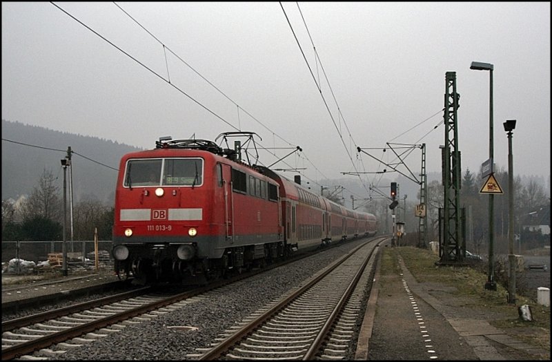 Am vernebelten Morgen des 02.01.2009 durchfhrt die 111 019 (9180 6111 019-9 D-DB) mit dem RE9 (RE 4857)  Rhein-SIEG-Express , Aachen Hbf - Siegen den Haltepunkt Mudersbach. Die Hoffnung auf einige Gterzge hat sich leider nicht erfllt....

