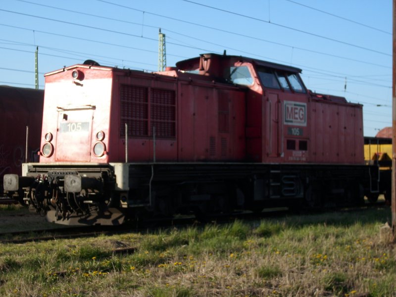 Am Vorabend in Bergen/R�gen angekommen wird MEG-105 bei Gleiserneuerungen auf R�gen die n�chsten Tagen auf R�gen bleiben.Am 25.April 2009 Morgens auf der Ladestra�e in Bergen/R�gen fotografiert.