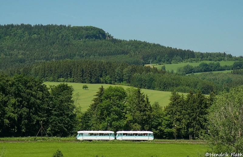 Am Vormittag des 14.06.2009 sind 772 367 und 772 312 als DPE 89662 nahe Walthersdorf unterwegs. Der Blick schweift ber die Wlder und Wiesen unseres Erzgebirges hinauf zum 807m Scheibenberg.