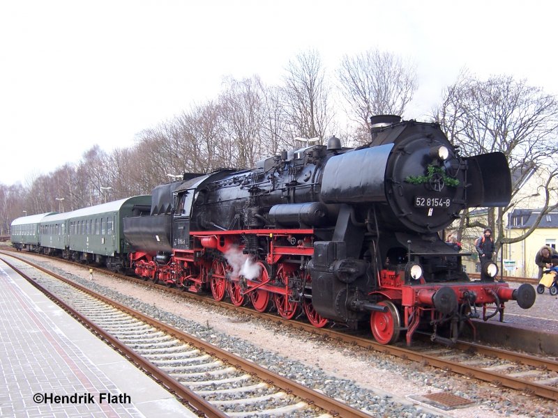 Am Vormittag des 15.12.2007 ist der Sonderzug aus Leipzig mit 52 8154-8 im Bahnhof Schwarzenberg angekommen.