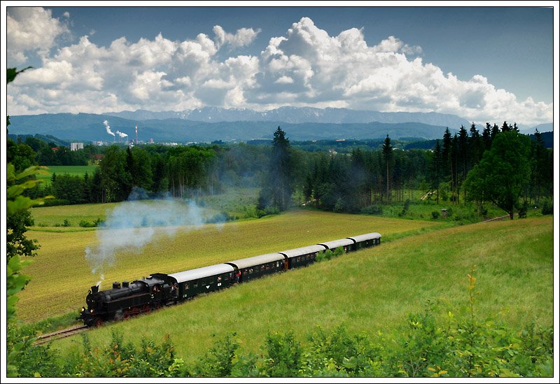 Am Vormittag des 1.6.2009 standen wir schon an der gleichen Stelle und fotografierten 77.28 bei schlechtem Wetter mit ihrem Personenzug von Timelkam nach Ampflwang. 

http://www.bahnbilder.de/bilder/300619.jpg

Am Nachmittag, beim Fotozug, war das Wetter besser, es wurde aber auch wrmer, daher gab es so gut wie keine Dampfentwicklung mehr.
