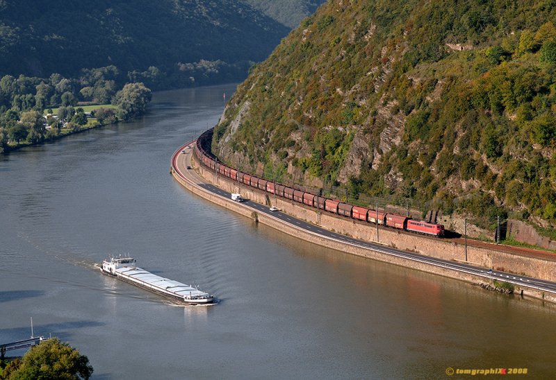 Am Vormittag des 19. September kommt eine 151 mit 44 leeren Fal um die enge Kurve vor Treis-Karden. Gleichauf ein Schiff.
Glck mu man haben!