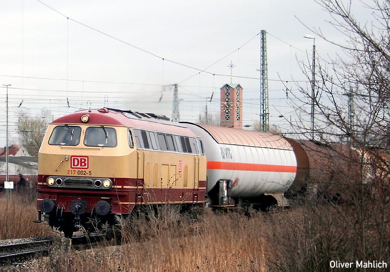 Am Vormittag des 23. Mrz 2007 verlsst 217 002 den Bahnhof Landshut in Richtung Mhldorf.