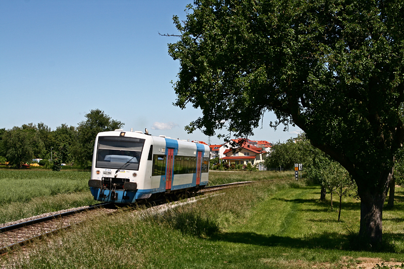 Am Vormittag des 29. Mai 2009 ist der VT 416, einer der beiden Regio-Shuttle, die auf der Strohgubahn zum Einsatz kommen, bei Mnchingen unterwegs nach Korntal.
