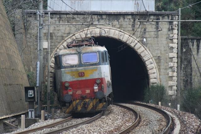 Am Vortag erwischte ich die E655 268 noch mit einem Containerzug an der Rampe von Torchirara. Am 09.12.07 hngt die Maschine aus Livorno zur berfhrung hinter einem Gterzug in Richtung Napoli. Beeindruckend finde ich die zustzlich angehngten Schluleuchten.