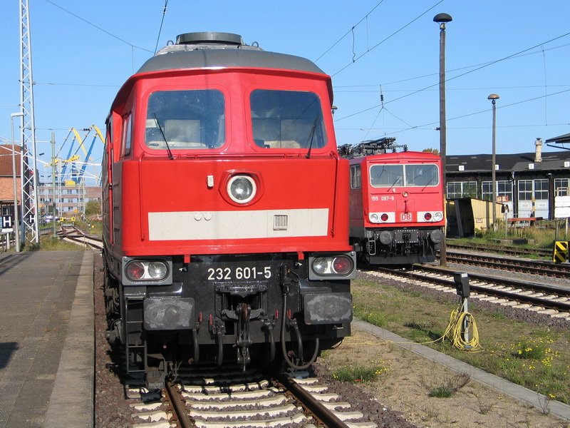 Am Wismarer Warmhaltestand steht die 232 601-5 und die 155 097-9 und warten auf einen neuen Auftrag. 29.09.2008