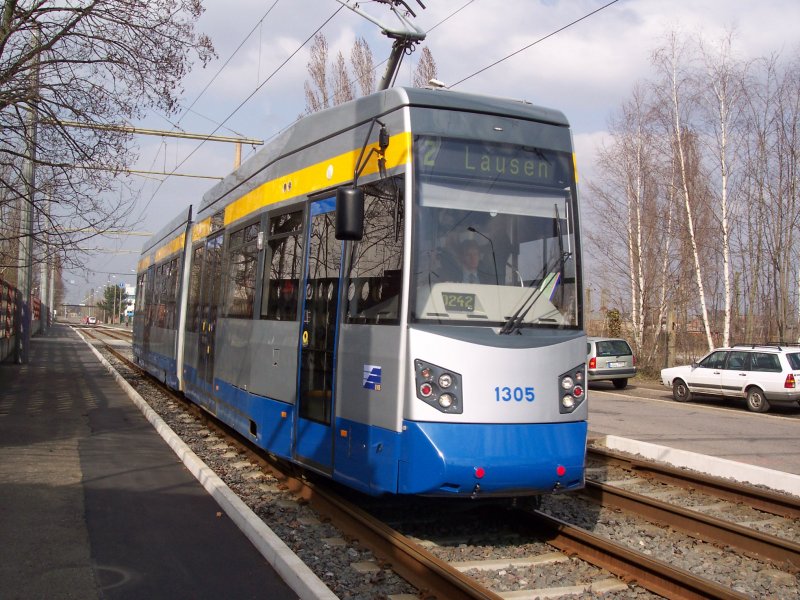 Am Wochende werden auf der Linie 2 (Lausen-Naunhofer Strae) verstrkt Leoliner eingesetzt. Dabei treten sie zu 100% in Einzeltraktion auf. Leoliner 1305 befindet sich am 24. Mrz 2007 kurz vor der Haltestelle Kurt-Kresse-Strae.