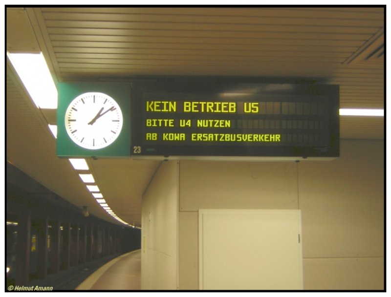 Am Wochenende 06./07.05.2006 endete die Linie U5 aufgrund von Gleisbauarbeiten vom Hauptbahnhof kommend an der Konstablerwache.
Die Aufnahme vom 07.05.2006 zeigt den Zugzielanzeiger der Station Hauptbahnhof am Bahnsteig in Fahrtrichtung Preungesheim, der die Fahrgste auf den Schienenersatzverkehr hinweist. Beim Lesen des Anzeigetextes stellte sich mir die Frage, ob auswrtige Fahrgste die Abkrzung  Kowa  entschlsseln knnen, wenn manche Einheimische darber schon rtselten.