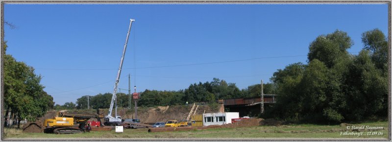 Am Wochenende 09./10.09.06 sollte das Kreuzungsbauwerk Nord in Falkenberg/Elster einer Behelfsbrcke weichen. Leider gab es Probleme bei Setzen der Spundwnde zur Dammsicherung - einige lieen sich nicht weit genug einsenken. Eine erneute Streckensperrung wird erforderlich.