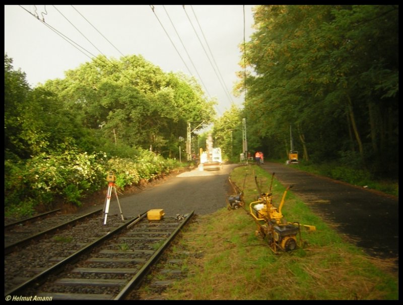 Am Wochenende 19./20.08.2006 fanden Gleisbauarbeiten zwischen den Haltestellen Waldau und Kiesschneise statt, bei denen ca. 500 Meter Gleise komplett ausgetauscht wurden. Die Aufnahme vom 19.08.2006 zeigt das komplett entkernte Gleisbett und das Ende der Schienen kurz hinter der Haltestelle Waldau.
