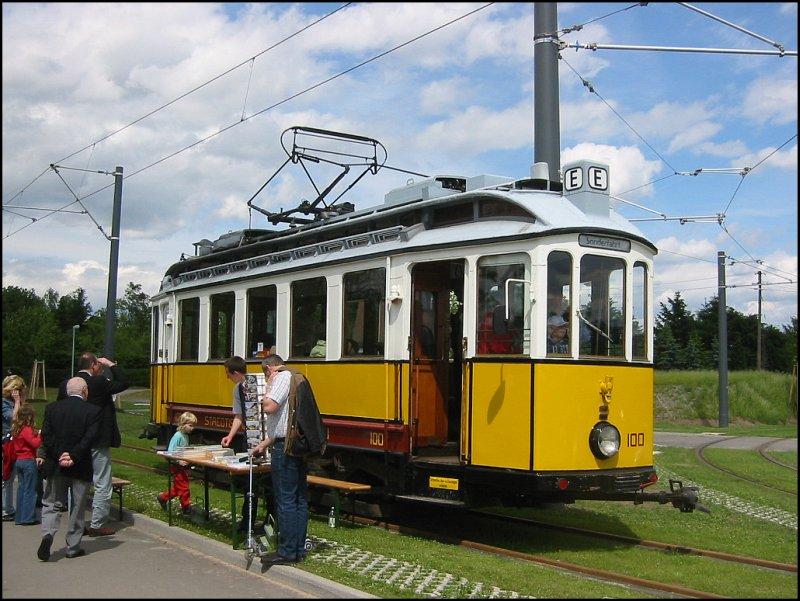 Am Wochenende 27./28.05.2006 wurde in Karlsruhe die neue Straenbahnstrecke durch die Nordstadt nach Neureut-Heide erffnet, die sogenannte Nordstadtbahn. In diesem Zeitraum stand der historische Straenbahnwagen 100 auf einem Abstellgleis bei der Wendeschleife in Heide.