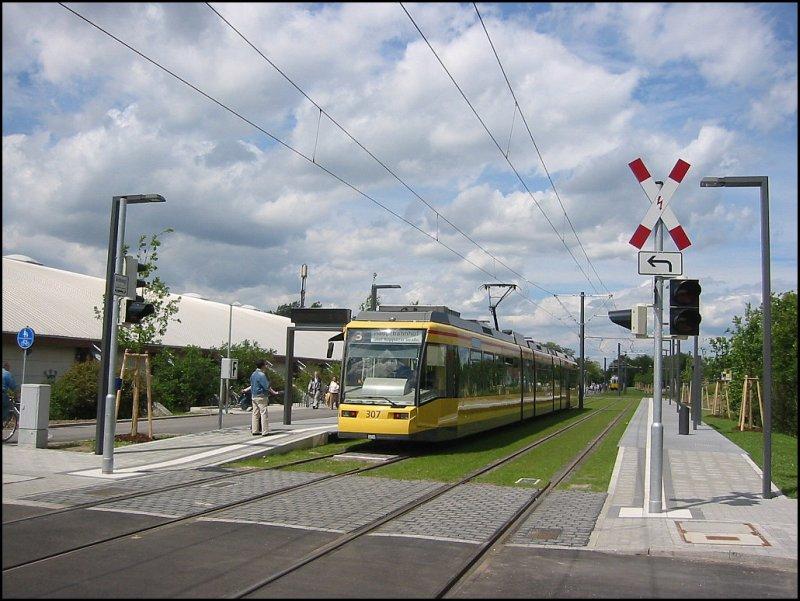 Am Wochenende 27./28.05.2006 wurde in Karlsruhe die neue Straenbahnstrecke durch die Nordstadt nach Neureut-Heide erffnet, die sogenannte Nordstadtbahn. Im Bild der Straenbahnwagen 307, der am 28.05. auf der Linie 3 eingesezt war. Die Bahn steht startbereit an der Haltestelle bei der Eislaufhalle in Neureut-Heide. 