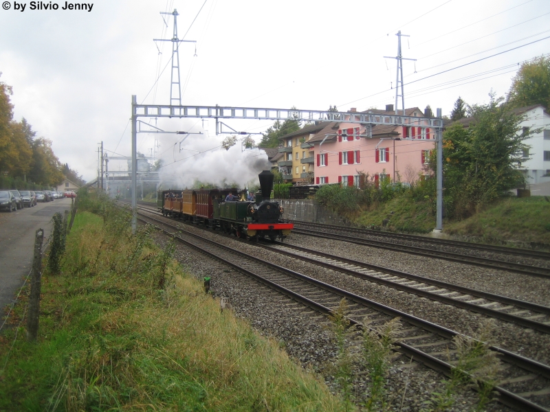 Am Wochenende des 10./11.10.09 fand in Bauma beim DVZO der Saisonabschluss statt. Dieses Jahr mit dem Thema Pioniere der Eisenbahn. So kam die lteste betriebsfhige Dampflok der Schweiz, die Ec 2/5 28 ''Genf'' im Tsstal zum Einsatz. Diese wurde ber Winterthur berfhrt und kurz vor Winterthur Grze fotografiert.