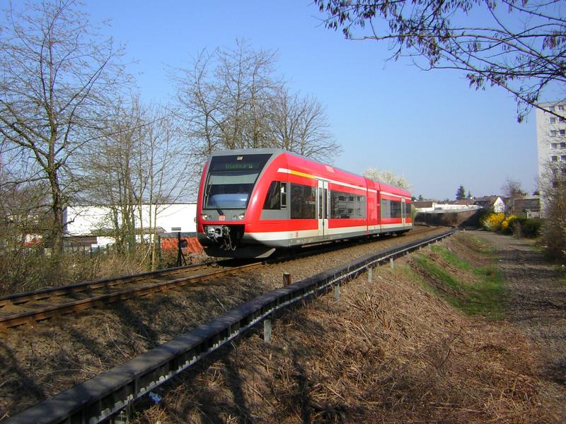 Am Wochenende der Feierlichkeiten zum 100jhrigen Bestehen der Dreieichbahn von Dreieich nach Dieburg am 2. und 3. April 2005 hatte der Planzug mit GTW 2/6 646 + 946 201 Einfahrt in den Bahnhof Sprendlingen, wo er den Dampfloksonderzug kreuzte, der aus diesem Anla verkehrte.

