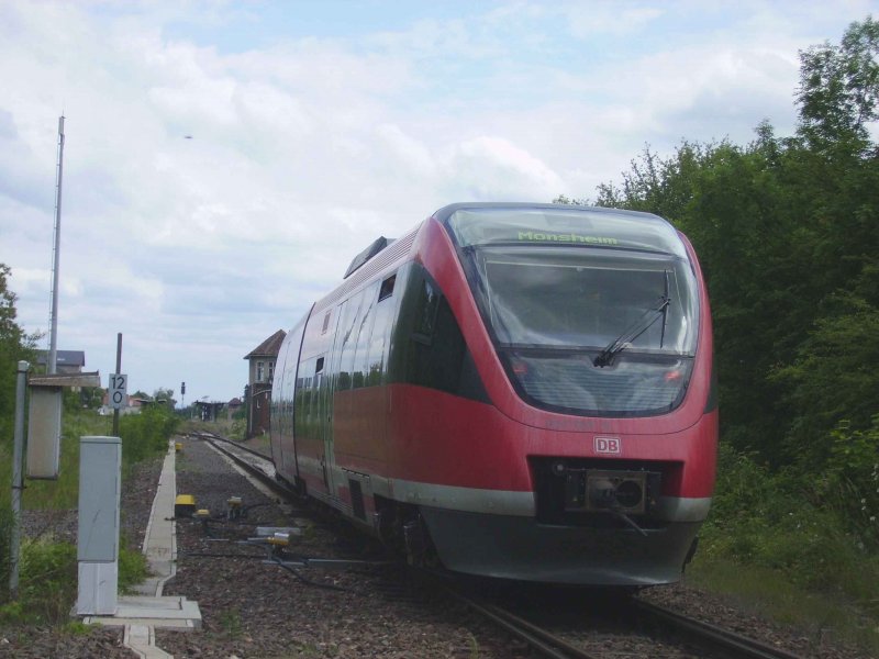 Am Wochenende wird die Eistalbahn von Ausfugszgen mit der BR643 befahren,die Strecke wurde 2001 nach Stilllegung wieder befahren.Hier bernimmt 643 005 die Aufgabe den Zug nach Hochspeyer zu bringen.