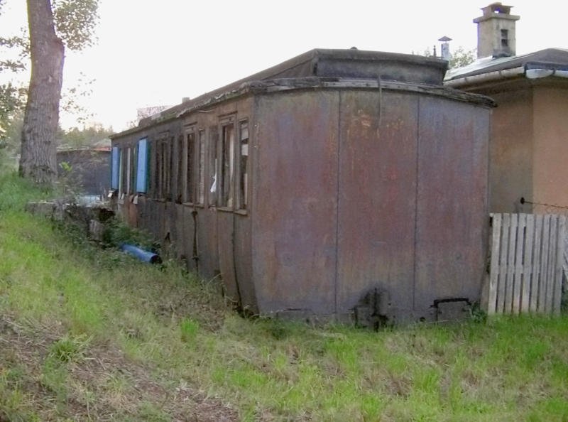 Am Zufahrtgleis des Umspannwerkes Knheide in Zwnitz, steht dieser alte Abteil-Wagenkasten mit Oberlichtaufbau, 13.09.07