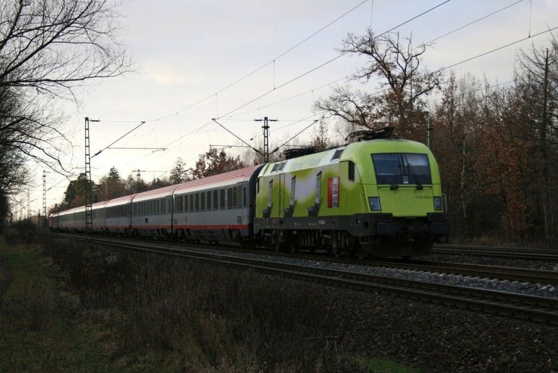 Am Zugschluss des EC 112 luft 1116 033 (Telekom Austria) abgebgelt mit. Leider war die Lok auf der falschen Seite :-(. Aufgenommen am 23.12.2008 in Haar (bei Mnchen).