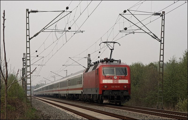Am Zugschluss des IC 2112 rollt 120 112 (9180 6120 112-8 D-DB) mit. (14.04.2009)
