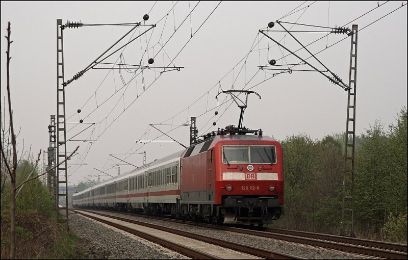 Am Zugschluss des IC 2112 rollt 120 112 (9180 6120 112-8 D-DB) mit. (14.04.2009)
