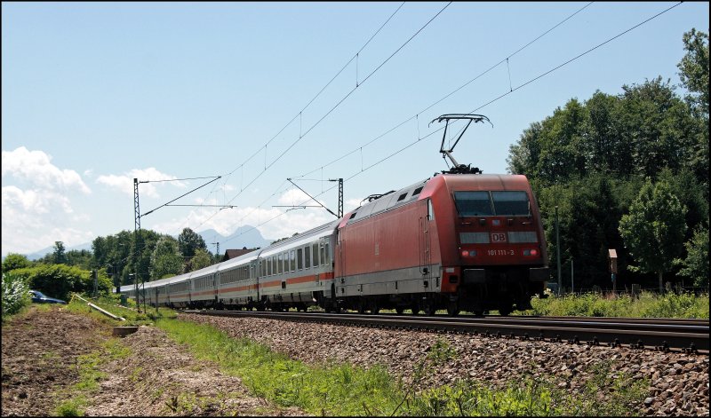 Am Zugschluss des IC 2295 schiebt die 101 111 nach. (10.07.2008)
