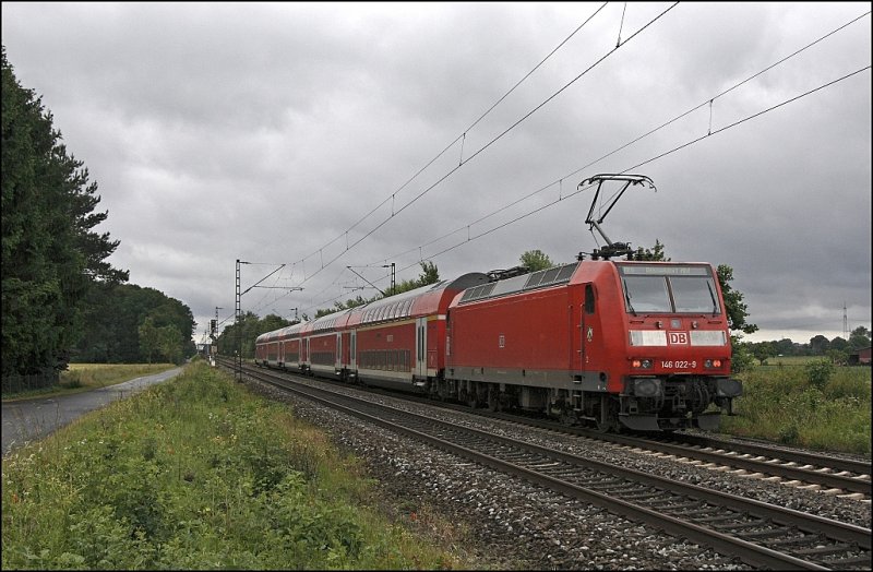 Am Zugschluss des RE6 (RE 4320)  WESTFAHLEN-Express  schiebt 146 022 (9180 6146 022-9 D-DB).
