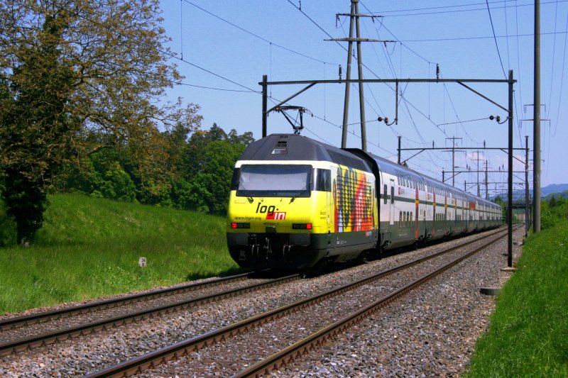 Am Zugschluss eines IC Brig - Romanshorn ist am 12.5.2008 die Re 460 053  Login  unterwegs. Aufnahme zwischen Rickenbach-Attikon und Islikon.