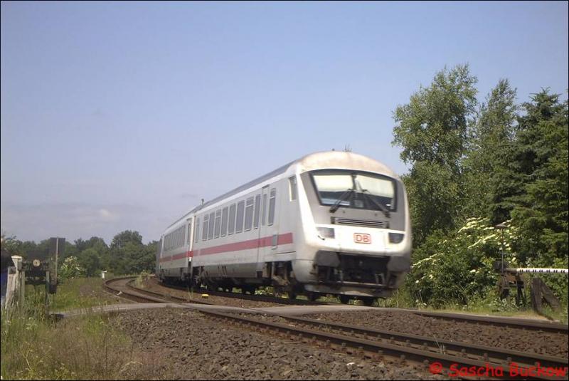 Am Zugschluss hatte IC 2574  Sylter Strand , Dresden-Westerland(Sylt) 
am 15.Juni 2003 einen IC Steuerwagen. Hier bei der Durchfahrt in St.Michaaelisdonn.