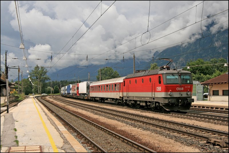 Am Zugschluss  heult  die 1044 095 (9181 1044 095-8) durch das Inntal zum Brenner. (08.07.2008)
