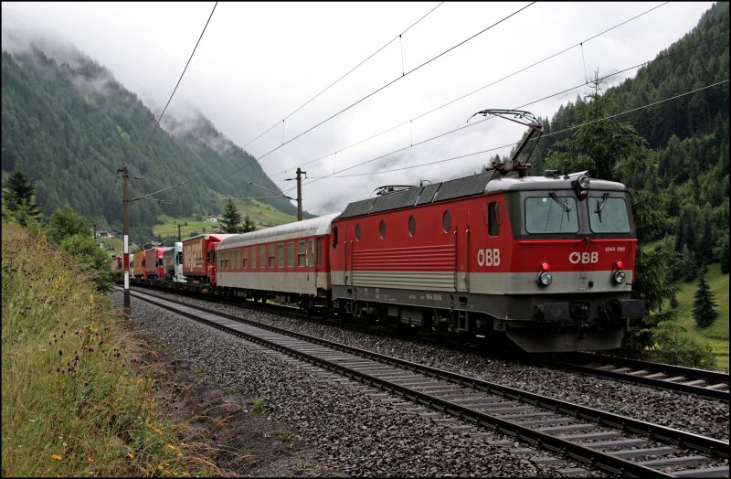 Am Zugschluss schiebt die 1044 095 (9181 1044 095-8) mit ihrem unverkennbaren Lftergerusch den Zug die Steigung hinauf. (07.07.2008)
